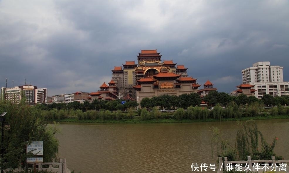  #宫殿#广西最奇怪的“宫殿”，前后花了20亿修建，却不知道投资