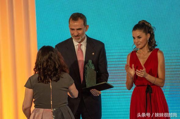 莱蒂齐亚模仿梅根风格，红色高跟鞋搭配红裙子，黑丝带勒出柳叶腰