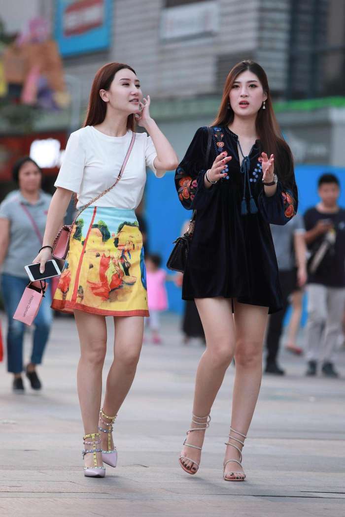 街拍：个性有魅力的小姐姐，外表上凸显出身材更加的高挑！