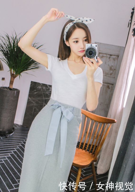 柔美娇俏的紧身裙美女，衬托出好身材，尽显女神的甜美感！