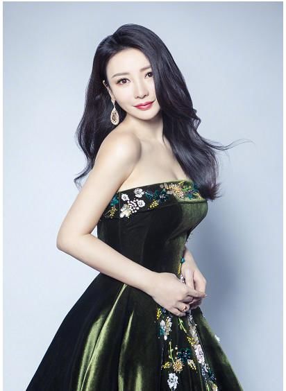 性感女神也可以hold住清纯帅气，柳岩的驭衣术了解一下？