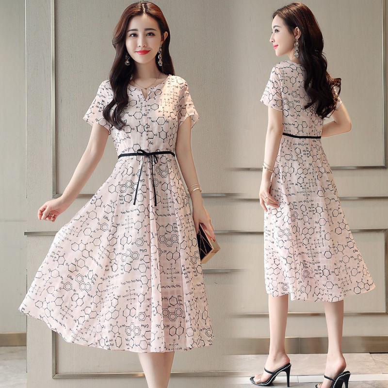 外出旅游，一定要备一件“勾魂裙”，显身材又性感，让人神魂颠倒