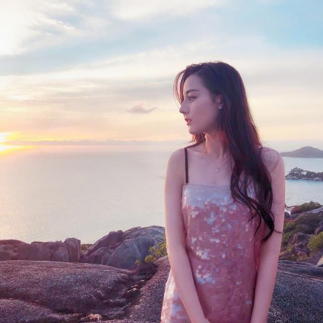 26岁迪丽热巴和29岁奚梦瑶同穿性感亮片裙,网友:看出差距了