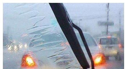 下雨天行车开双闪？小心扣3分罚200元！交警：大多数人都不懂开车