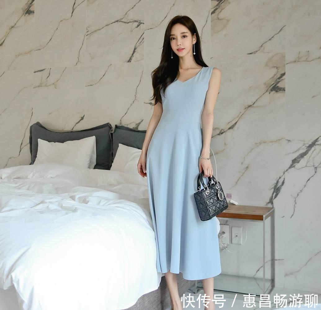  膝裙■淡彩浅蓝百褶及膝裙，如淡云般的温柔，展现你的美