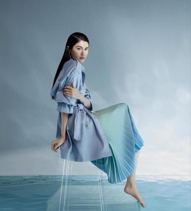  『美女』路人街拍,美女搭配浅蓝色的连衣裙,呈现浪漫的柔美气息