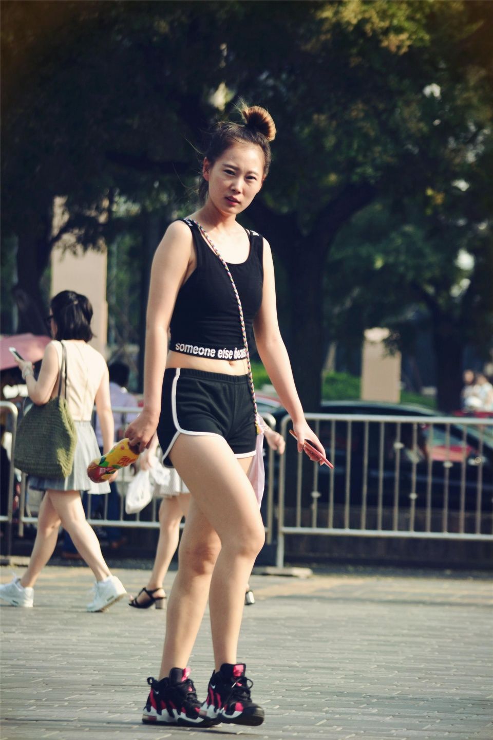 姑娘，你穿着运动背心短裤不像是逛街，更像是来跑步的