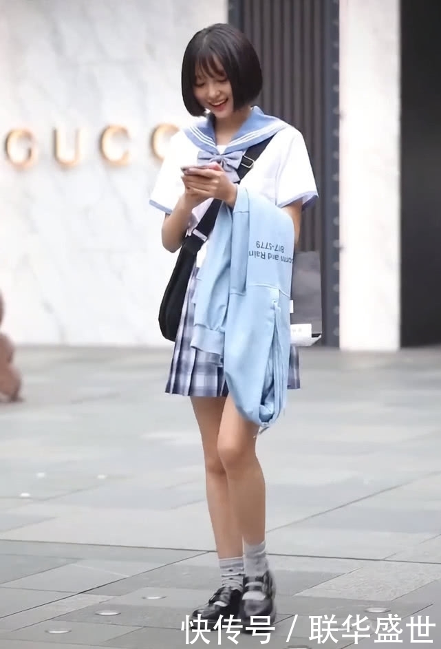 【校长】17岁女孩穿校服,因“西米露袜”意外变潮,校长看了想夸洋气!