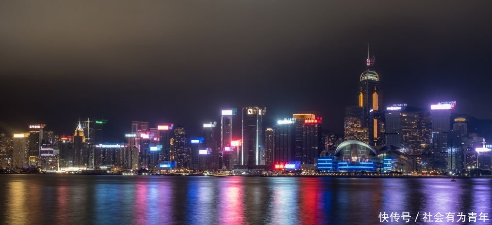  「夜晚」实拍香港的夜晚 年轻人满脸麻木, 七八十岁的老人仍在为