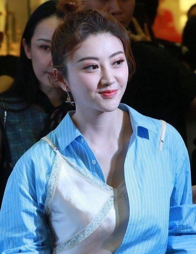  祝绪丹■“俩件衣服裤子当做一件衣服穿”
