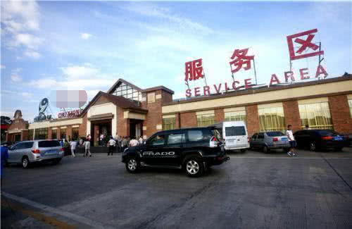 坐大巴车时，为何乘客不去服务区吃饭？连司机都拒绝，原因很简单