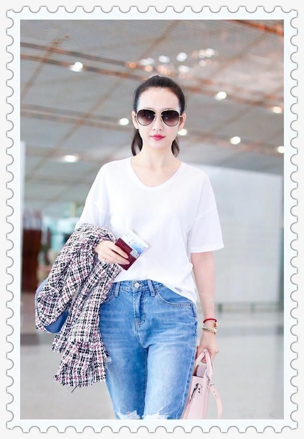 当36岁王鸥和44岁周迅同穿白T配仔裤，才知素颜和美颜差距有多大