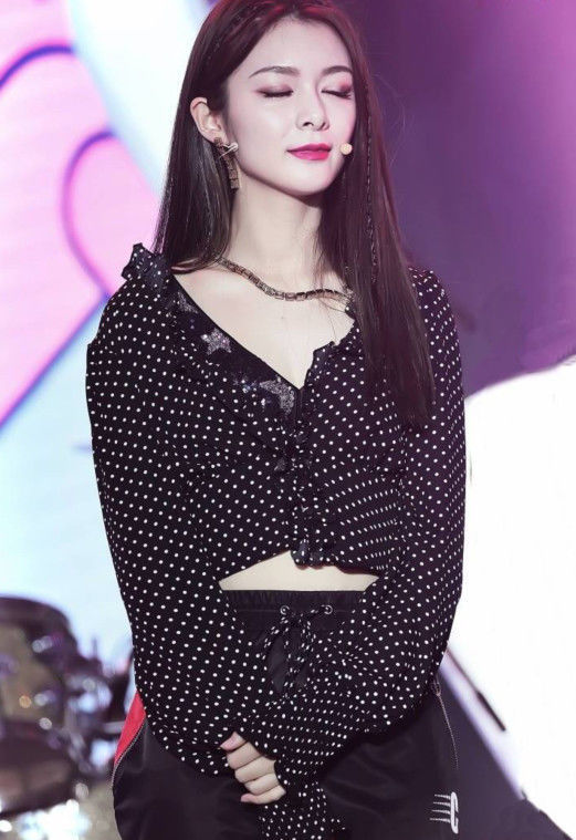 火箭少女傅菁与周洁琼同穿黑色露脐装，网友：小蛮腰水蛇腰的区别