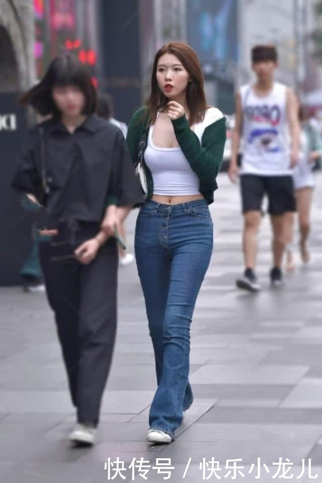 『气质』街拍:靓女休闲牛仔裤搭配背心与开衫,看着让人心动