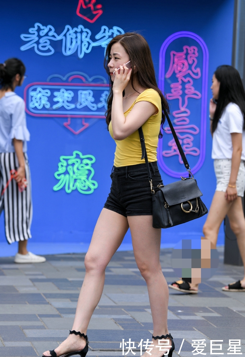  『展现』美女短裤搭配高跟鞋，展现时尚性感魅力