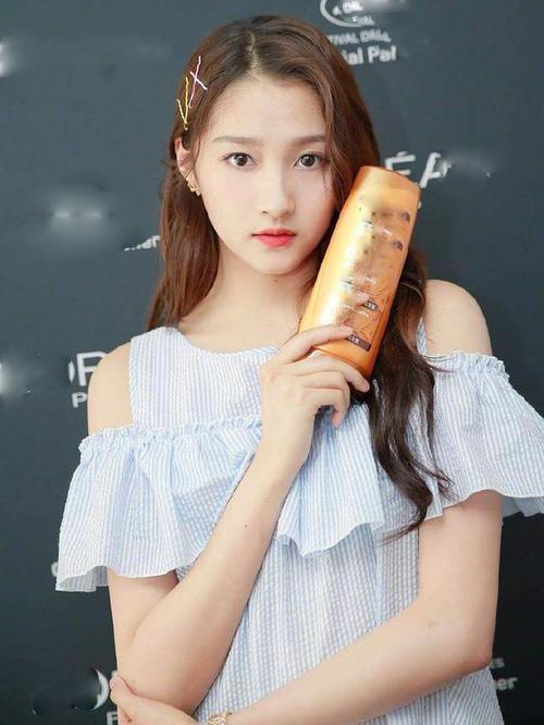 18岁欧阳娜娜与20岁关晓彤，同穿蓝色连衣裙，谁更甜美？