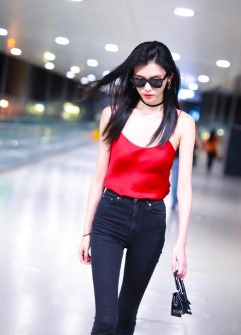 奚梦瑶厉害了，穿真丝吊带睡衣就敢出门，网友：千万别弯腰