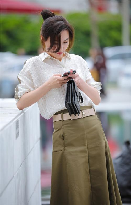 街拍：吸引人的不只有美女的身材与颜值,还有淡定优雅气质