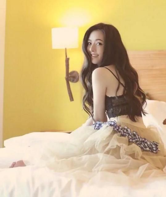 郭碧婷晒美照,露香肩蜂腰妩媚诱惑,一双美腿若隐若现十分诱人