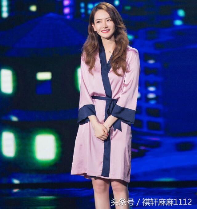 戚薇胆真肥,直接睡衣撒拖鞋出席生日会,美得不可理喻