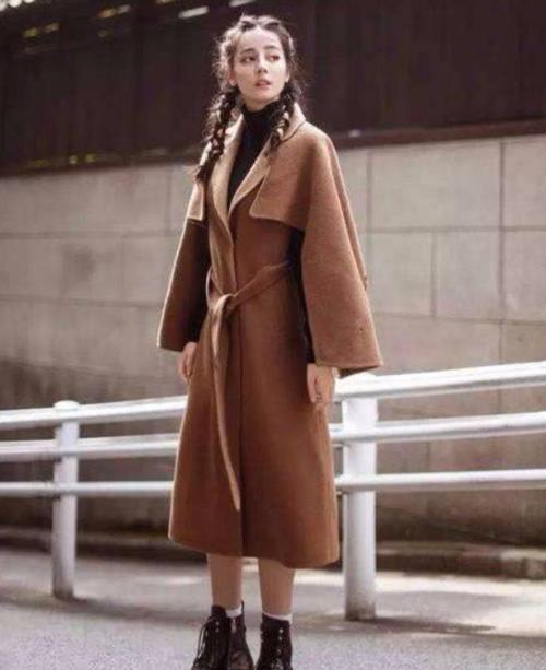 热巴这腿太粗了吧！牛仔裤快要撑破了，网友：人家不过穿了条秋裤