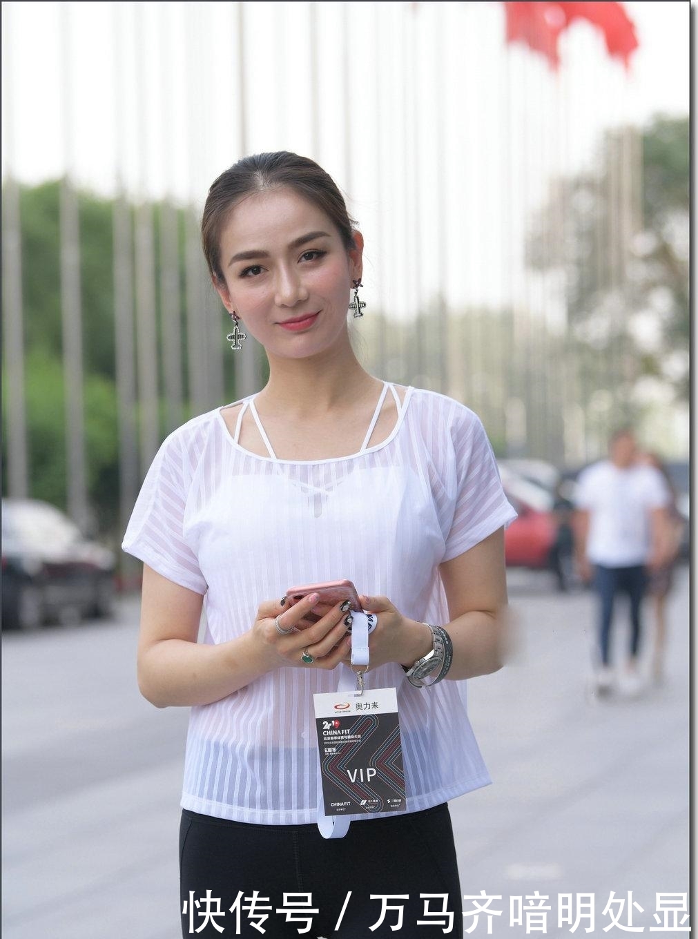 凸显:街拍:爱健身爱锻炼的美女,紧身瑜伽裤凸显身材