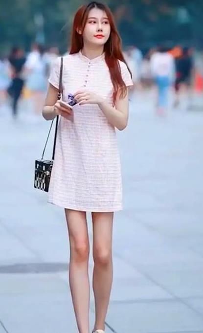  [迷人]街拍：月貌花容的小姐姐，一条粉色的连衣裙，时尚青春靓丽迷人