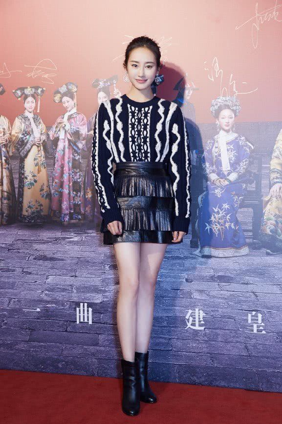 原来李纯那么时髦，竟穿条“扫把裙”出席活动，除了美还是美!