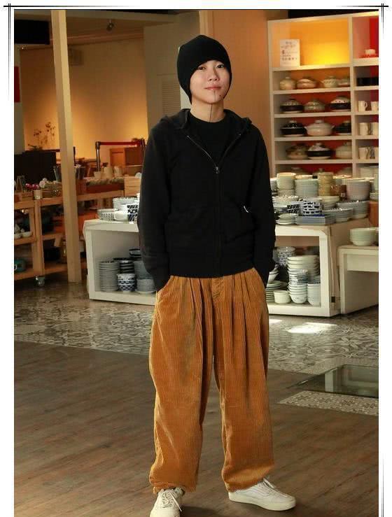 搭配黑洞：窦靖童的裤子又刷三观！网友喊话王菲：你不管管吗？