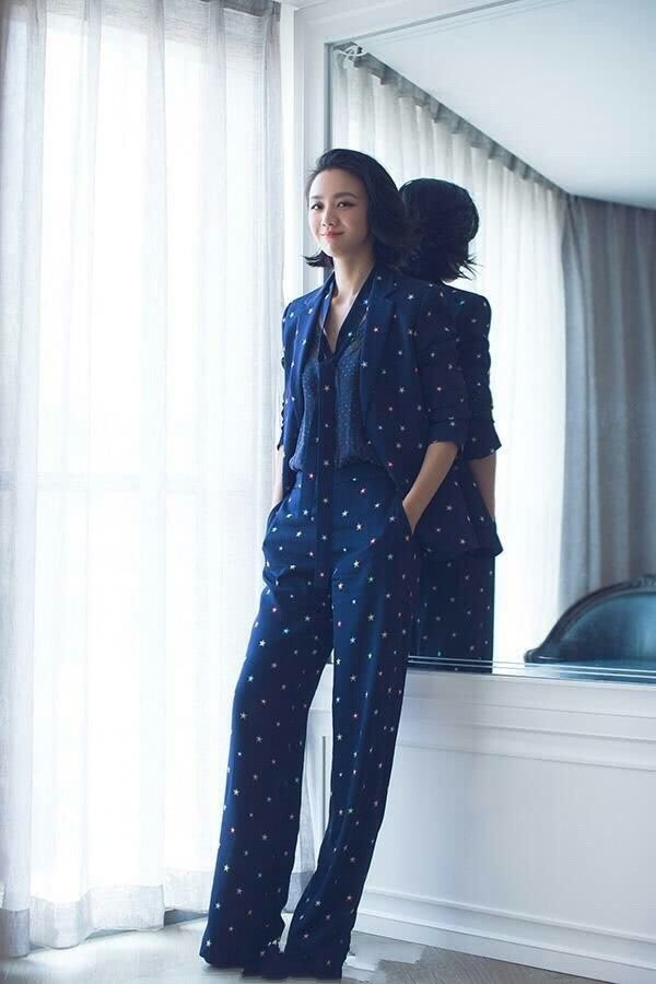 汤唯裙子穿的有短又紧，坐下的瞬间好尴尬！好歹也拿东西盖一盖吧