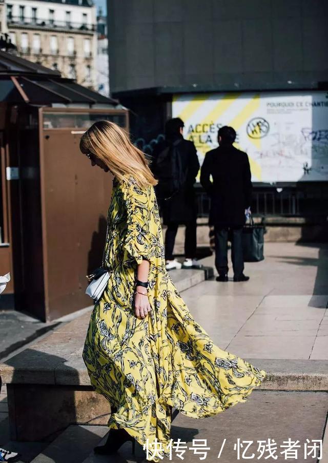 [开满]三月流行“开满花的衣服”，把春意盎然穿身上，与大自然融为一体