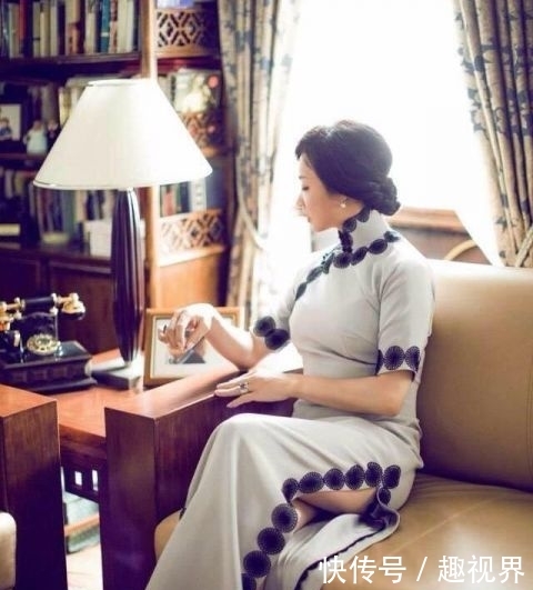  娃娃：这才是四五十岁女人该有的打扮：娃娃衫+高跟，比同龄人更显年轻