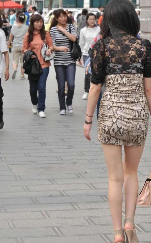 街拍: 美女这胆子也太肥了, 透明配上真空就敢上街