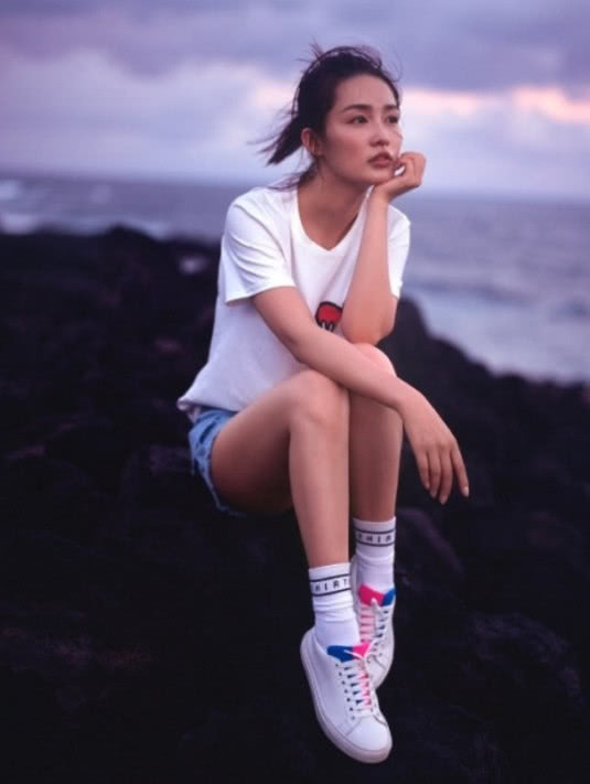 李沁身材简直了，这么窄身的裙子是怎么穿的，网友：有80斤？