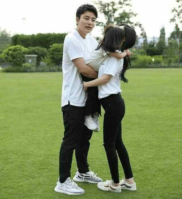 李小璐穿着运动装现身甜馨幼儿园，这一举动击碎婚变谣言