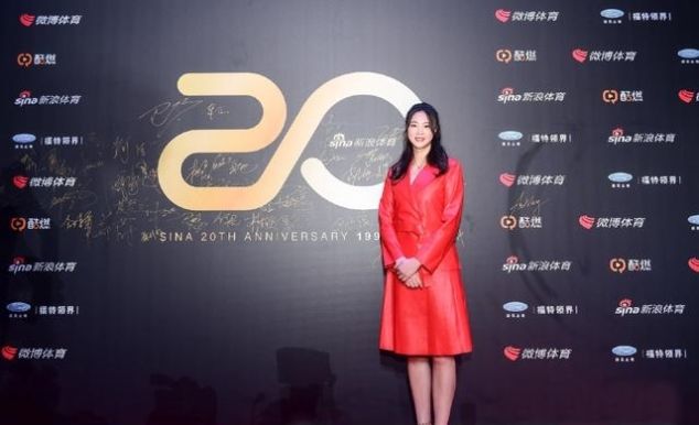  『针织衫』她是“排球女神”惠若琪，穿针织衫配蓝色裤子，29岁知性温柔