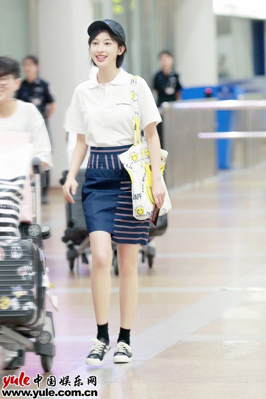 张俪Polo衫短裙长腿吸睛 堪称清爽夏日的最佳穿搭