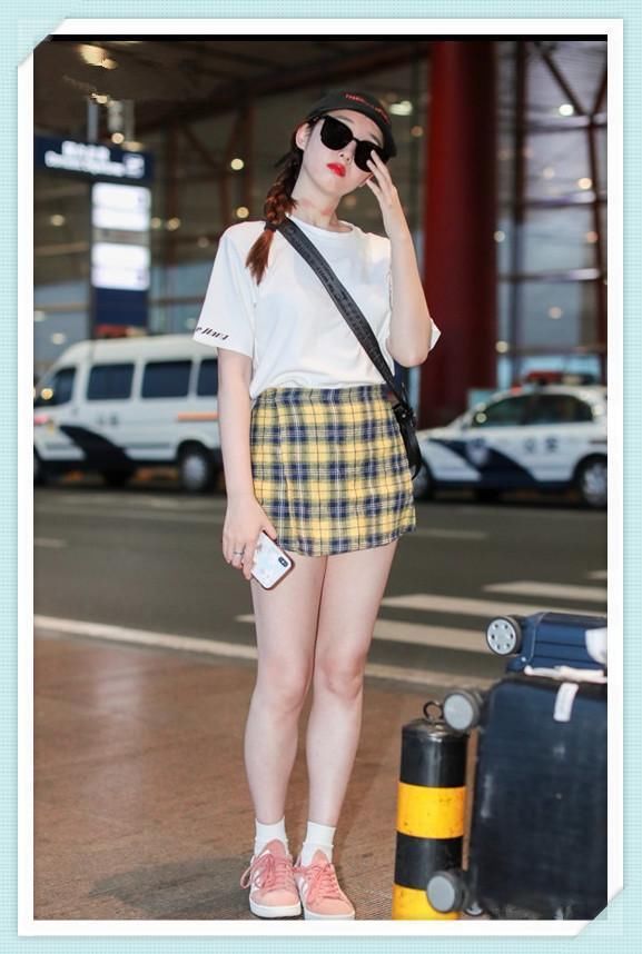 当蒋梦婕和关晓彤同穿格纹短裙，网友：终于见识到大长腿最高形式