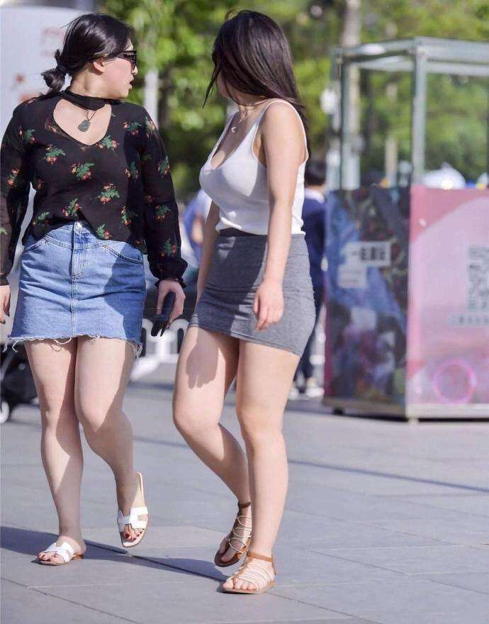 街拍: 丰满辣妈穿紧身包臀裙, 凹凸有致很好看