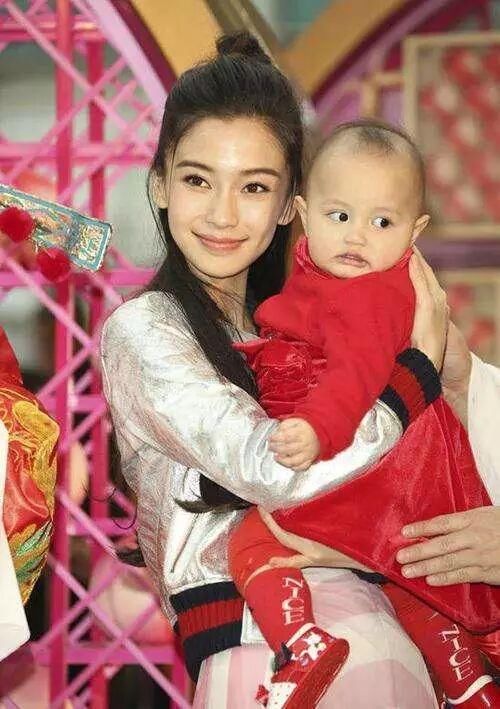 baby带儿子吃饭怕被黑，强行检查手机并威胁?网友:权利可真大