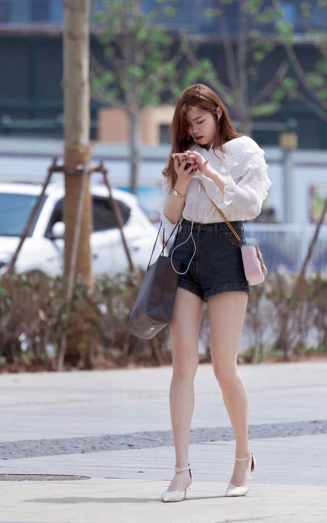 小姐姐修身穿搭尽显玲珑有致的身材,走在熟悉的路上,听着自己喜