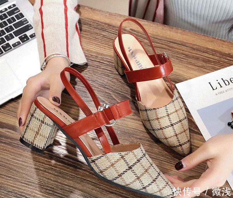 姐姐你的凉鞋落伍了，现在流行这样的慵懒风凉鞋，穿上特别时尚