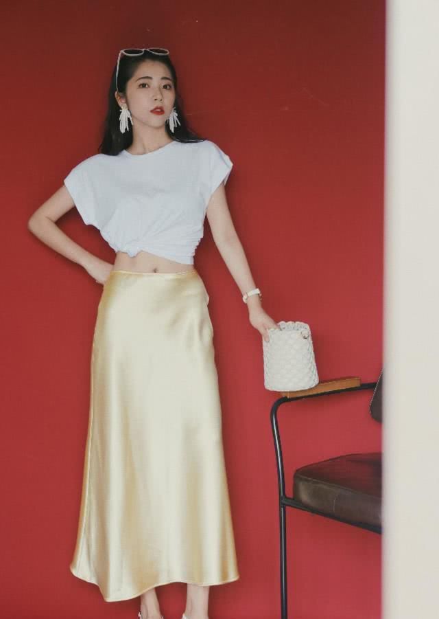  小白衫■打底衫已经过季，今年这种爆款小白衫很流行，简约清爽又不掉档次