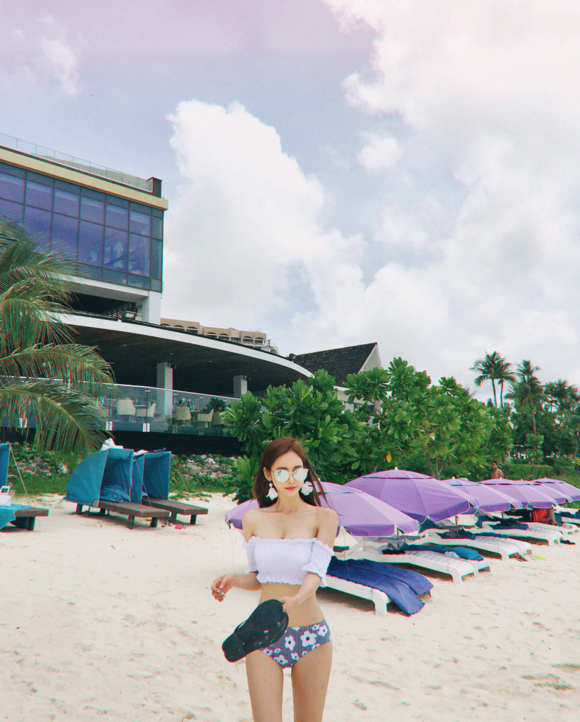 女神孙允珠,云彩烟花白茉莉梦露抹胸泳衣