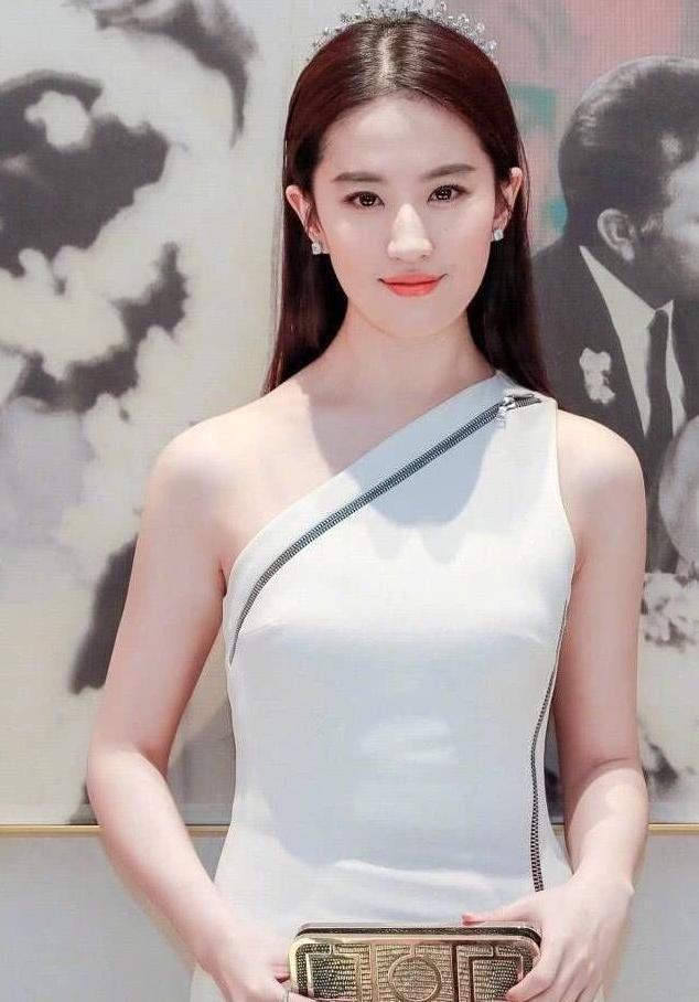 刘亦菲的这身打扮真不一般, 一根拉链撑起整个裙子!