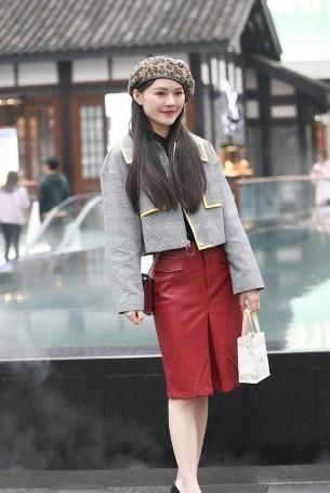 『小姐姐选择』路人街拍,小姐姐搭配一件黑色高腰的紧身裤,看起来真是别致