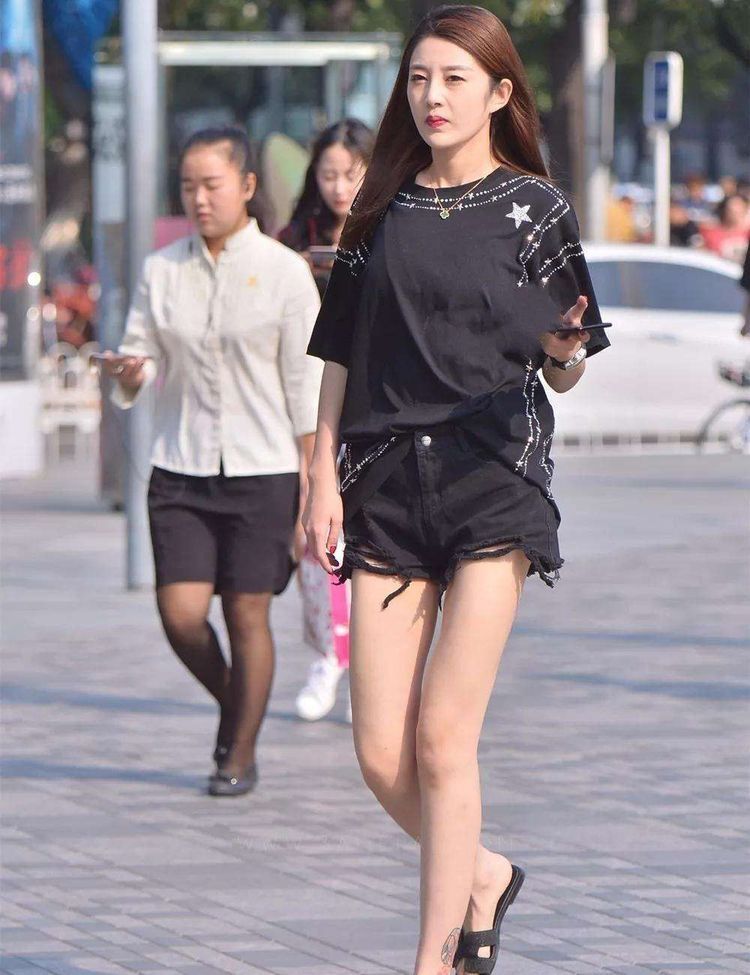 『显得』街拍:棕色卷发披肩的小美女,配戴一副黑色墨镜,显得气场十足