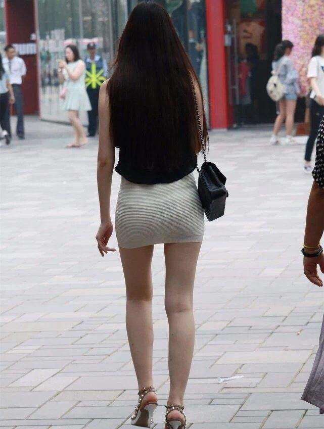 街拍: 紧致的包臀裙, 这也太短了吧?