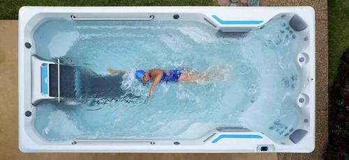 全世界最神奇的泳池，人们穿着衣服进去，游一圈出来衣服还是干的