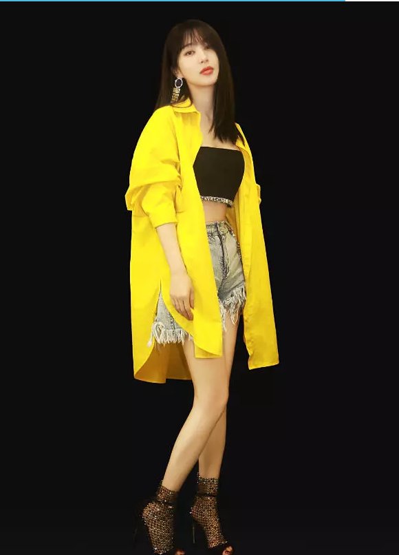 李菲儿穿露脚趾的渔网袜，不仅不辣眼还好看到爆，脚美就是不一样